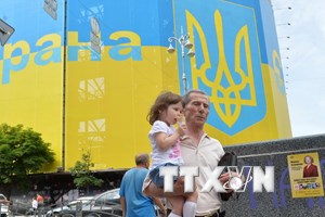 Người dân Ukraine trên đường phố ở thủ đô Kiev ngày 23/5.